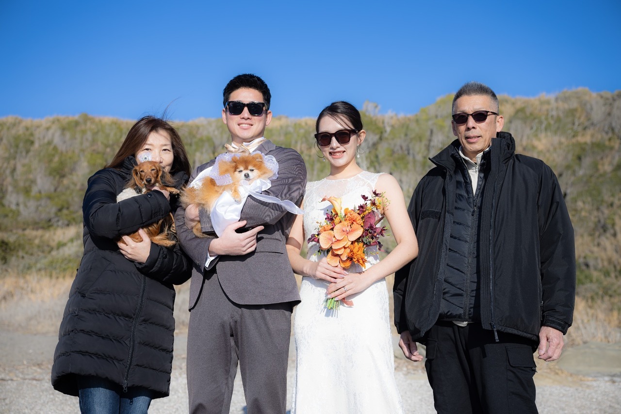 城ヶ島前撮りに同行した大切な方と愛犬2匹を囲んで撮影する新郎新婦の集合写真