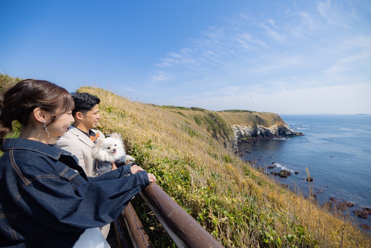 城ヶ島の海を眺める新郎新婦と愛犬のペット同行前撮り