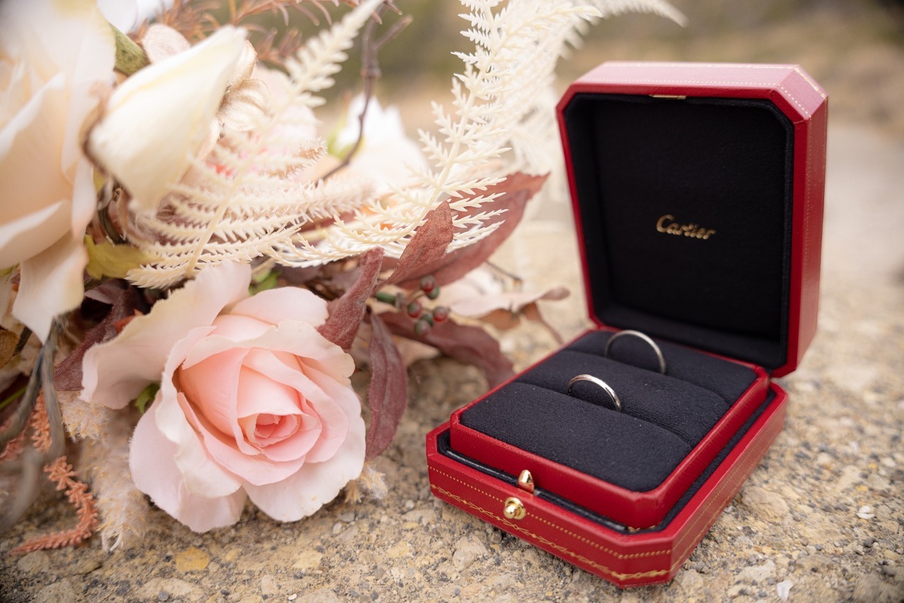 城ヶ島前撮りで撮影したCartierのリングケースと結婚指輪とブーケ