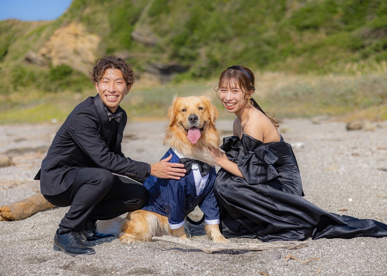 城ヶ島の海岸で黒ドレスの新郎新婦と正装した愛犬が並ぶウェディングフォト
