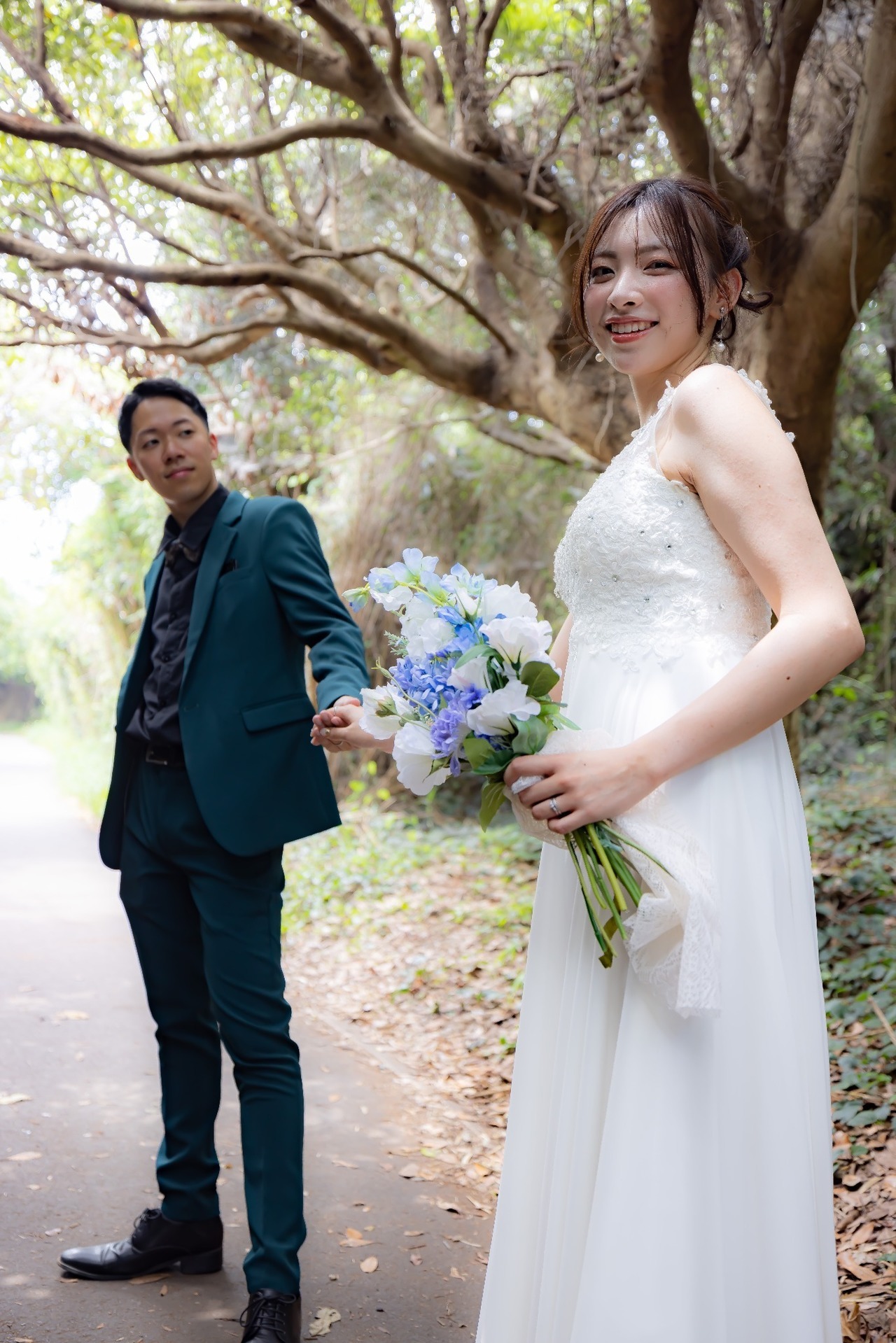 トトロの森で自然な表情の新郎新婦