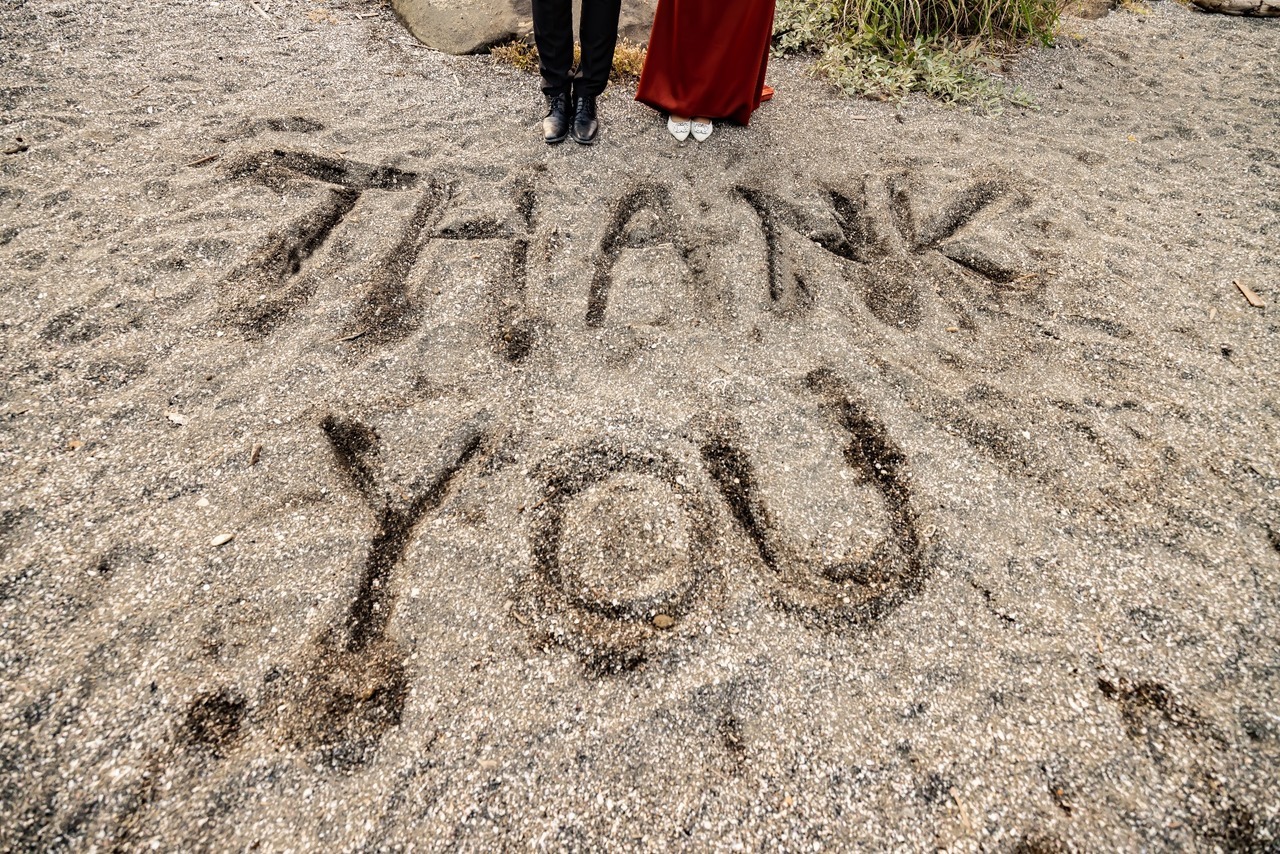 城ヶ島の砂浜にTHANK YOUと書いて撮影したウェディングフォト
