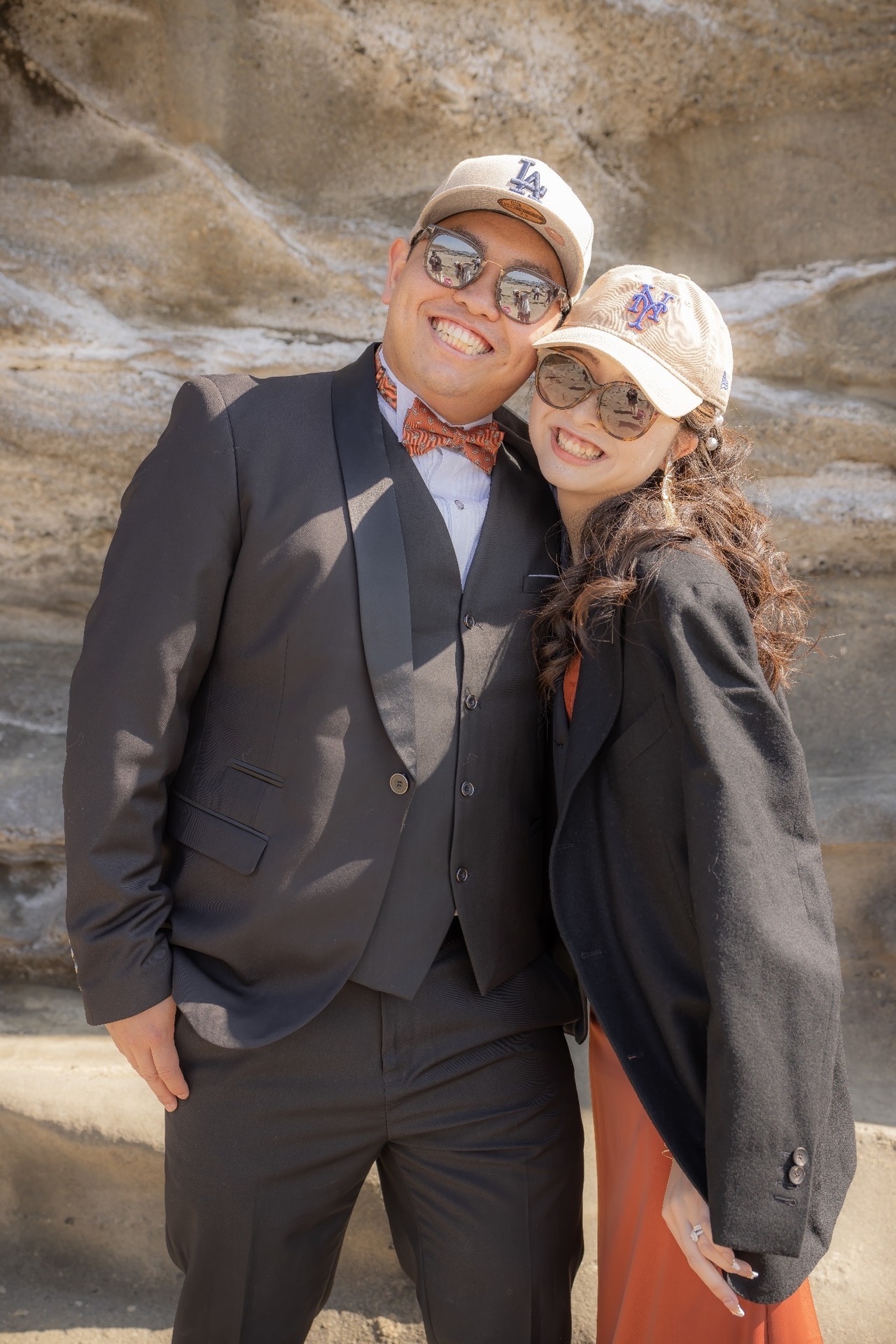 城ヶ島でキャップとサングラスを合わせて笑う新郎新婦の前撮り