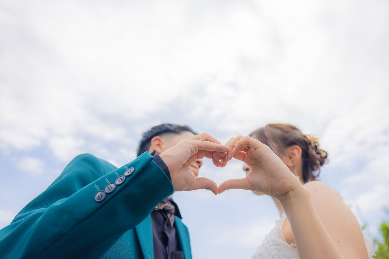 新郎新婦の間でハートマークを作った写真