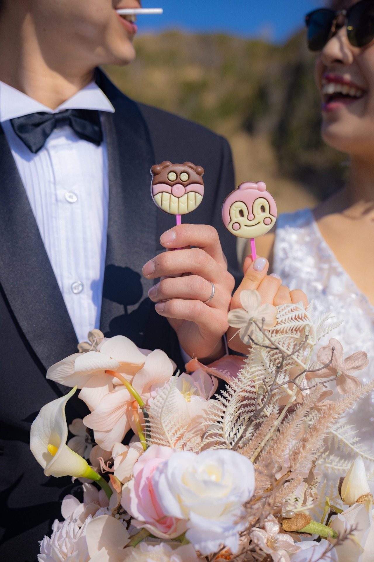 城ヶ島前撮りでキャラクターのスイーツを手に持つ新郎新婦とブーケ