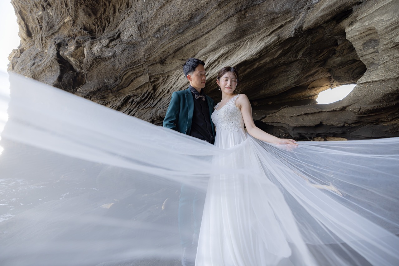 城ヶ島で新婦様がドレスを広げた写真