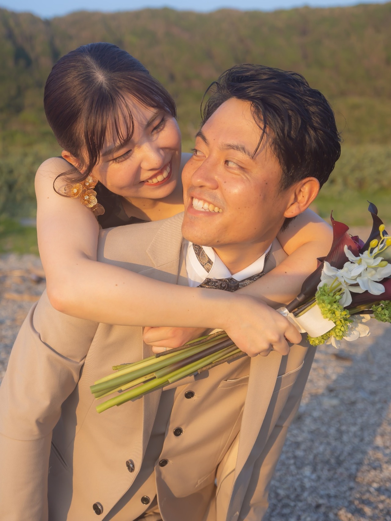 城ヶ島の夕陽で撮影する新郎新婦
