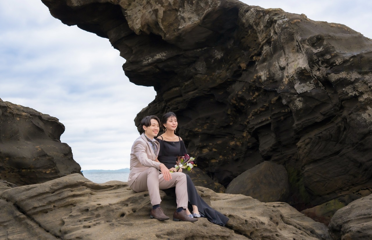 城ヶ島の岩場で並ぶ新郎新婦