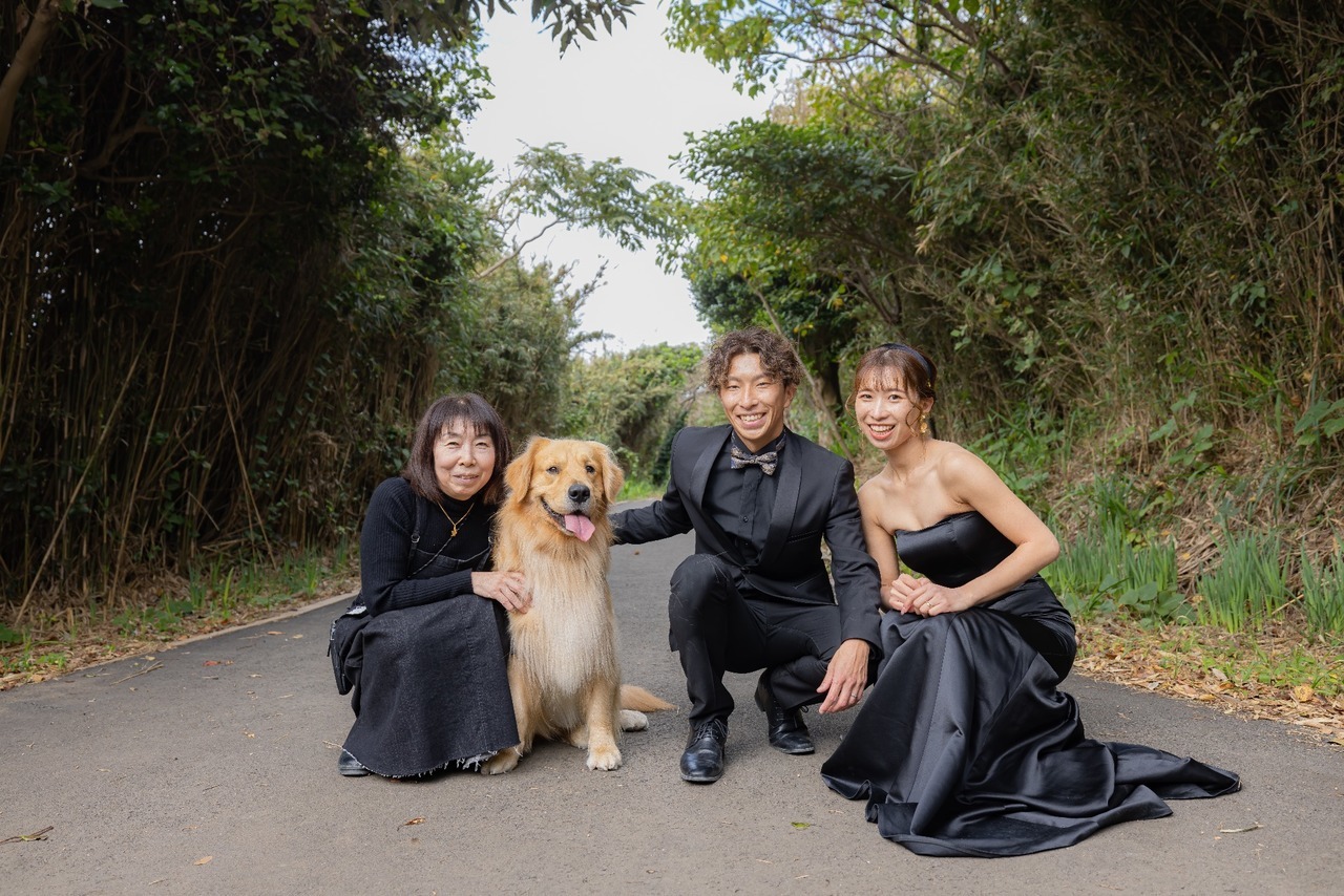 城ヶ島の緑の小道で新郎新婦と愛犬、ご家族が一緒に写る記念写真