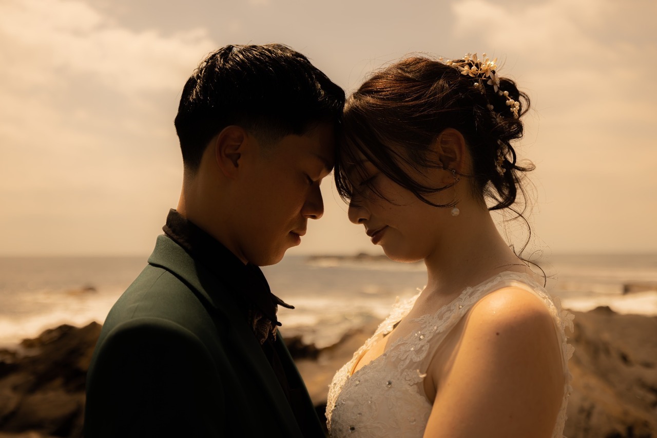 城ヶ島で額を合わせた新郎新婦
