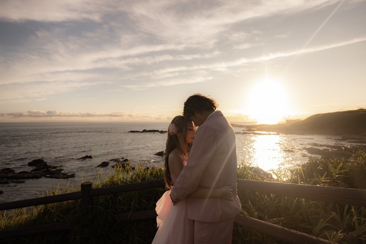 城ヶ島の展望スポットで夕陽を背に抱き合う新郎新婦のシルエット寄り写真