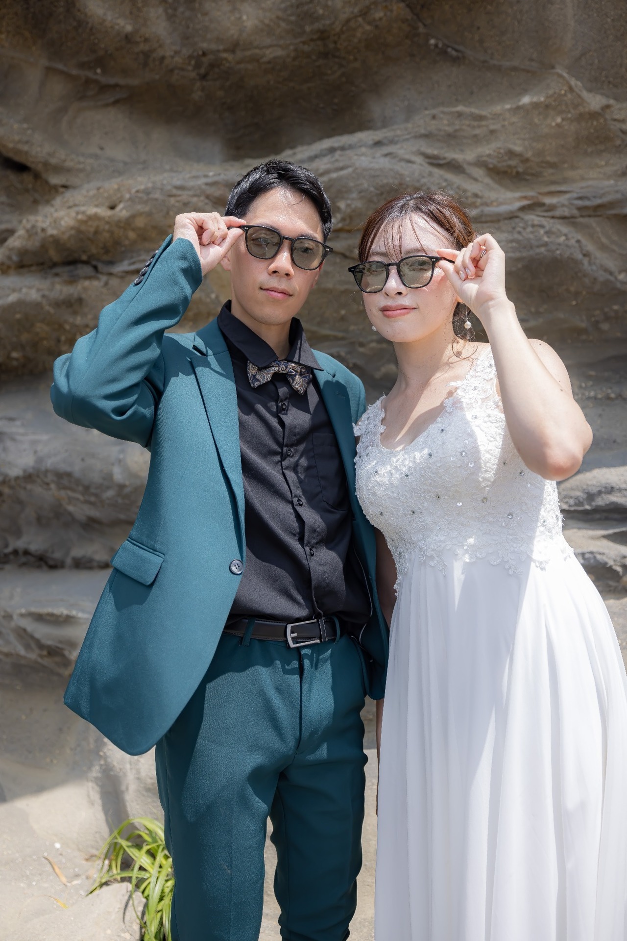 城ヶ島でサングラスをかける新郎新婦