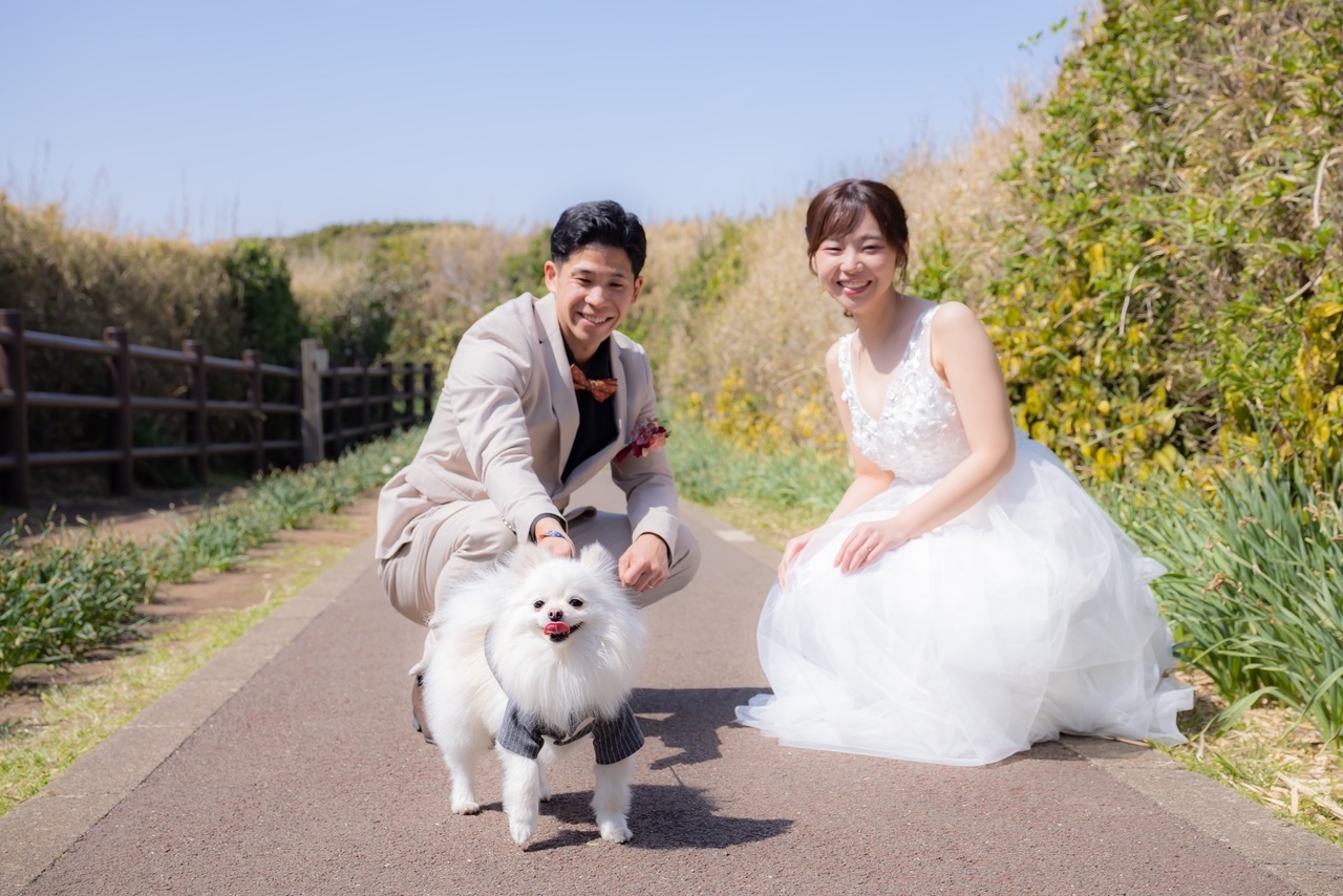 城ヶ島の遊歩道で愛犬を抱く新郎と新婦