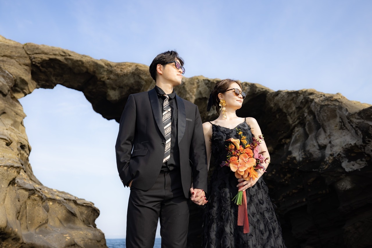 城ヶ島での洞窟の中での新郎新婦の後ろ姿